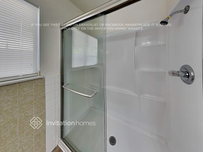 Building Photo - 5405 N Acacia Ave