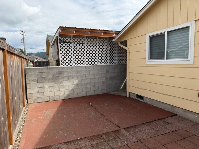 Building Photo - Updated two-bedroom one bathroom duplex in Thurston!