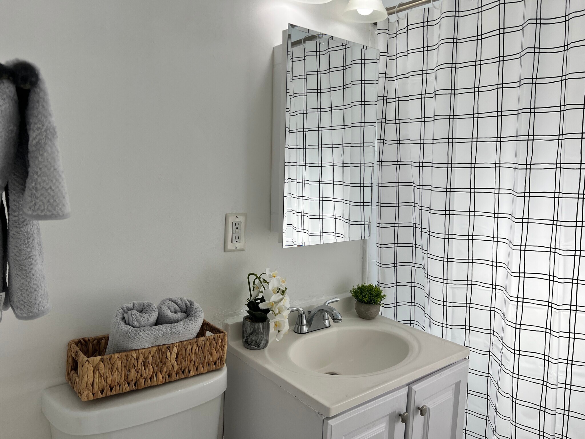 Building Photo - 1330 S Wilton Pl