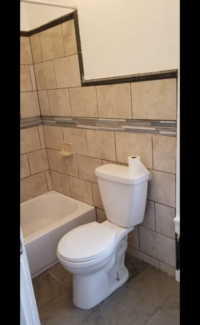 Building Photo - 826 schuylkill ave