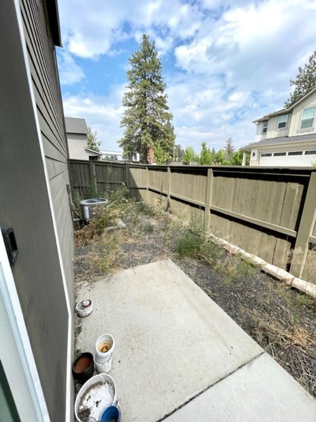 Building Photo - Like new 3 bedroom townhome in SE Bend!