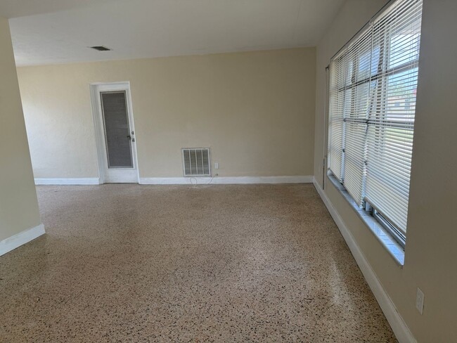 Building Photo - Tyrone single family home 2/1