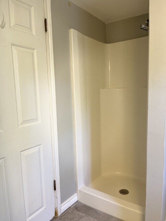 Building Photo - Great Rear Unit with Loft!
