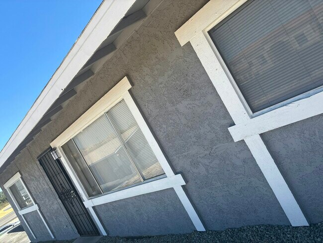 Building Photo - 19211 California 18, Unit 6