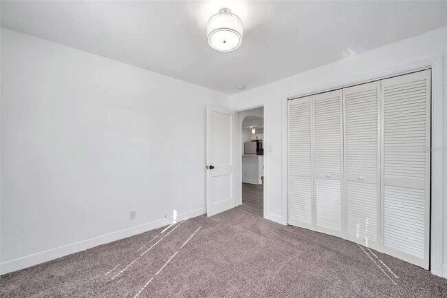 Building Photo - Gorgeous 2 bedroom 1 bath apartment