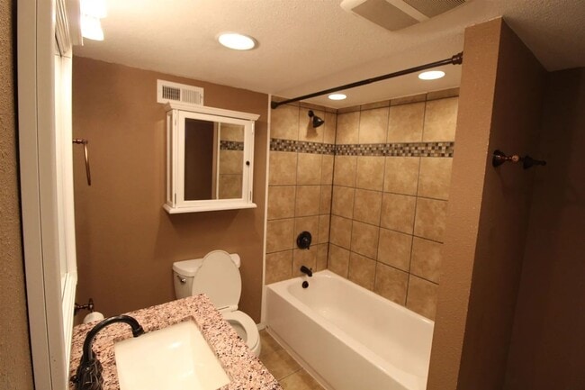 Building Photo - Charming 3-Bed 2-bath on Northside with Ba...