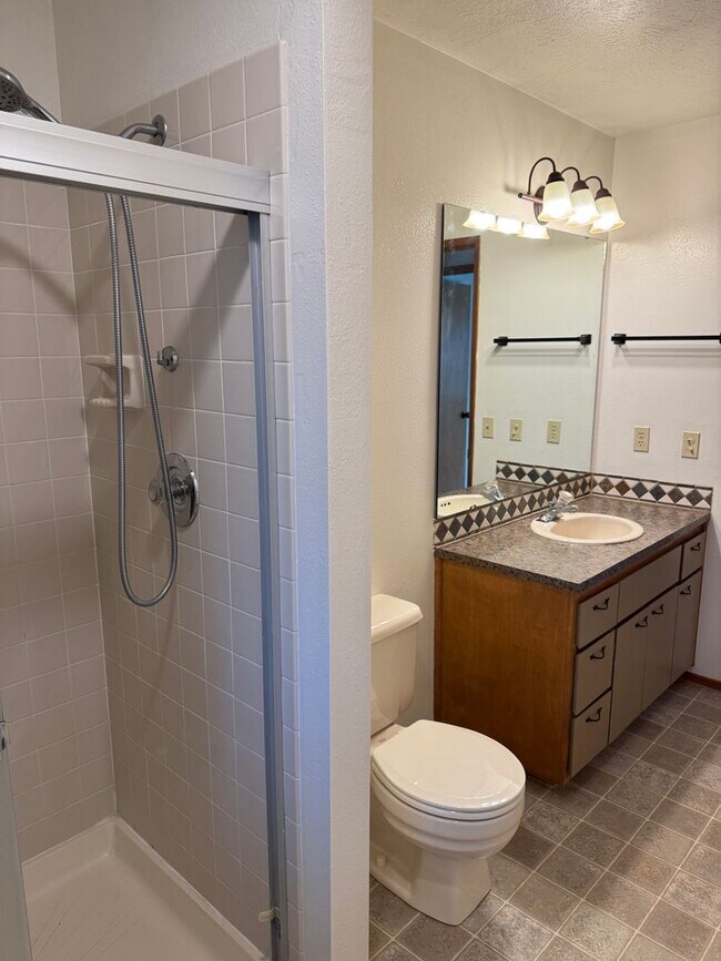 Building Photo - Beautifully updated 3 bedroom, 2 bath house in Eugene!