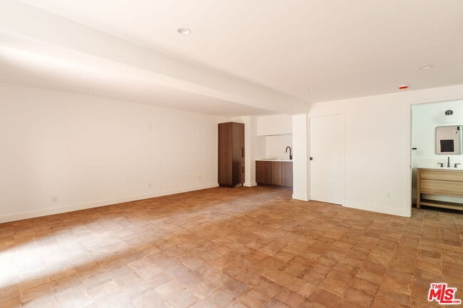 Building Photo - 430 N Harper Ave