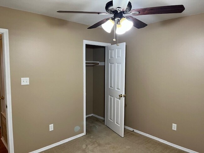 Building Photo - Nice Benton 3 bedroom 2 bathroom house.