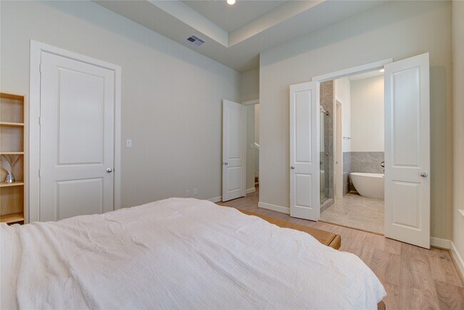 Building Photo - 730 Carriage Knls Dr