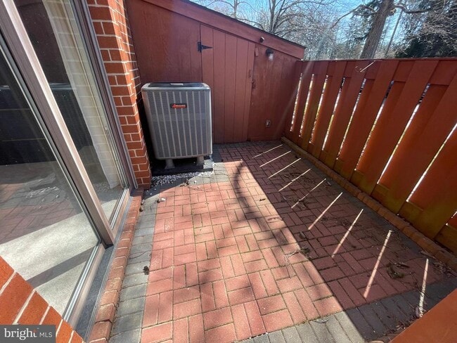 Building Photo - 301 Worthington Dr