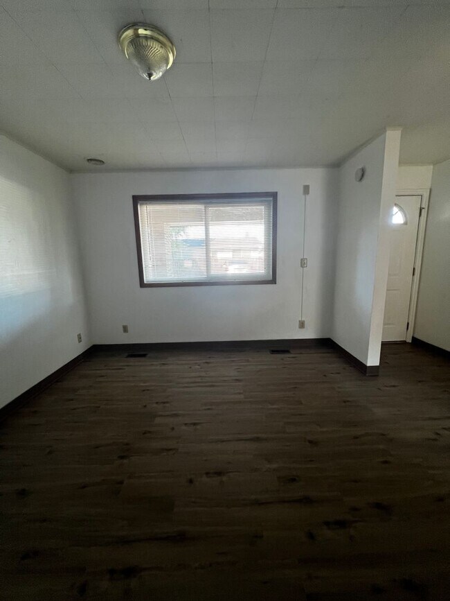 Building Photo - Vine Maple Triplex