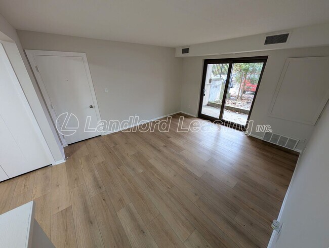 Building Photo - Updated 2-Bedroom Condo Steps from Crocker Park – Pool & Clubhouse