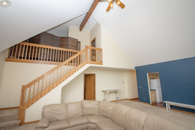 Building Photo - 23231 W Lakeshore Dr