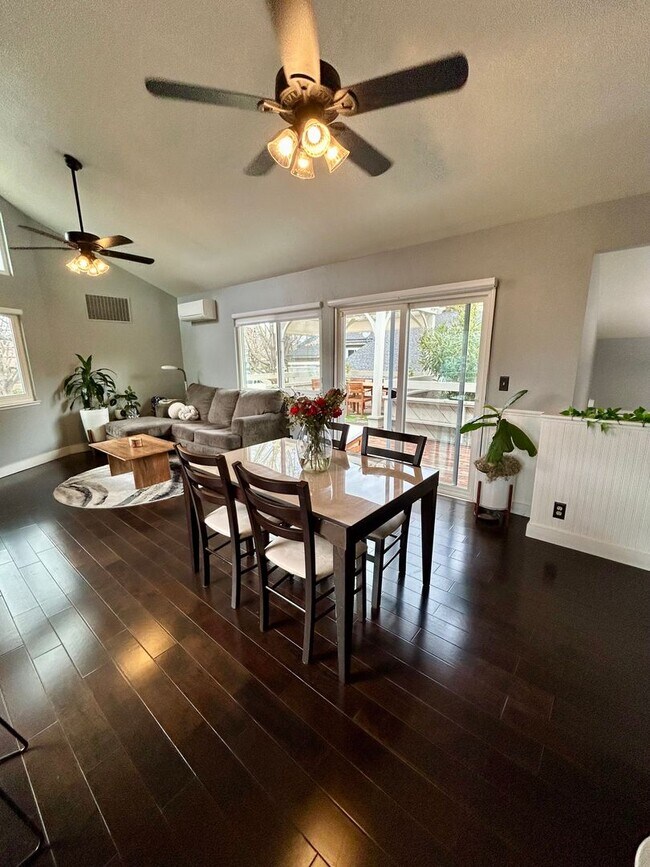 Building Photo - Willow Glen Townhome with Gorgeous Patio