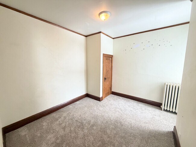 Building Photo - 2 Bedroom w/ Garage Option - AVAILABLE APRIL 24TH!