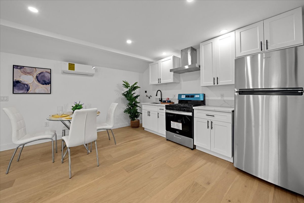 Building Photo - 5813 Saloma Ave