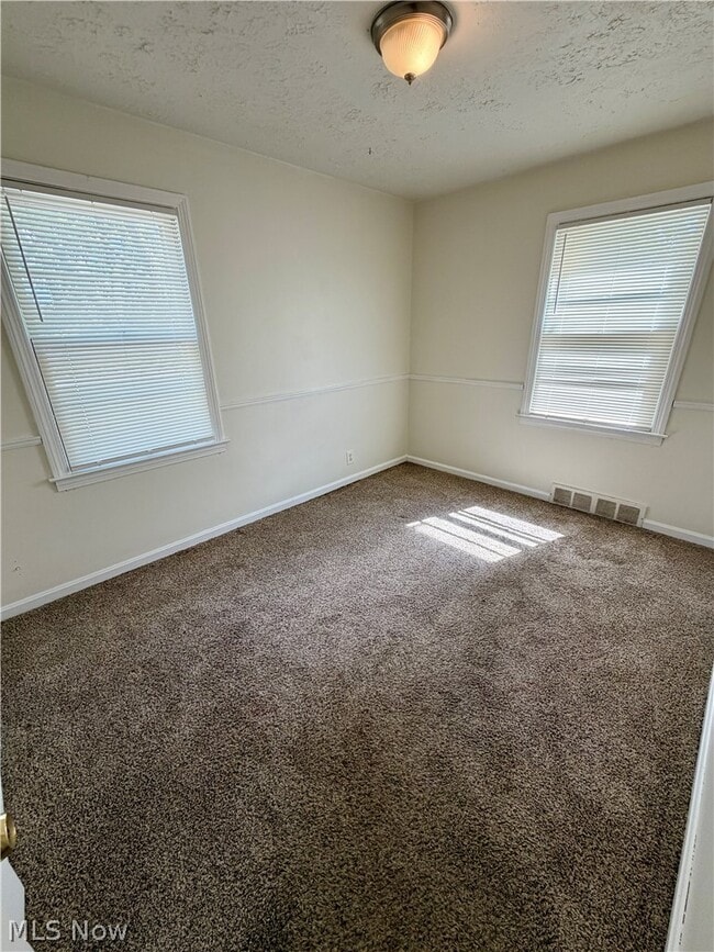 Building Photo - 26 Meadowbrook Ave