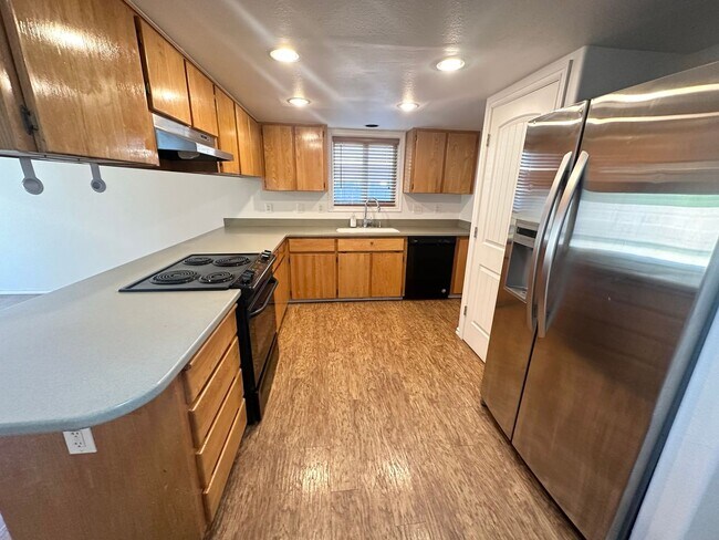 Building Photo - 3 Bedroom 2 Bath Hillsboro Home!