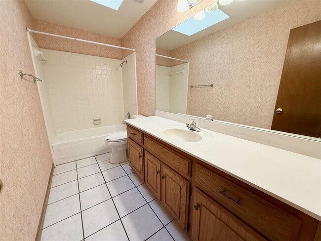 Building Photo - 405 Edwards Dr