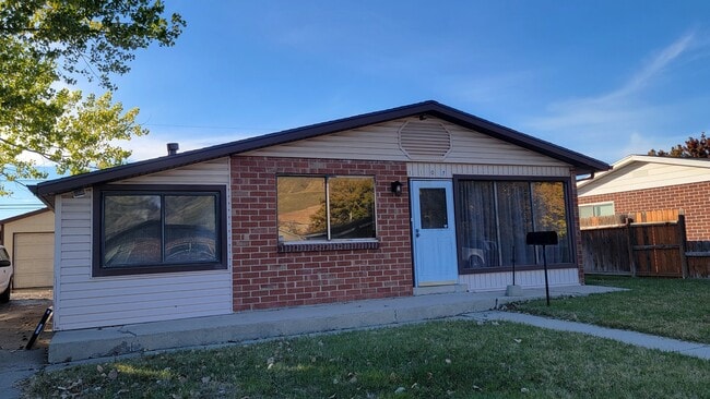 Building Photo - 1107 Topaz Dr