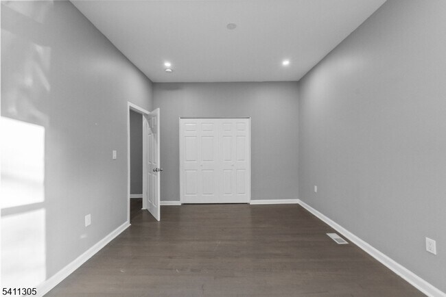 Building Photo - 467 Summer Ave