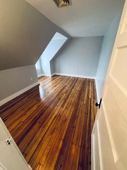 Building Photo - 40 Hewitt St