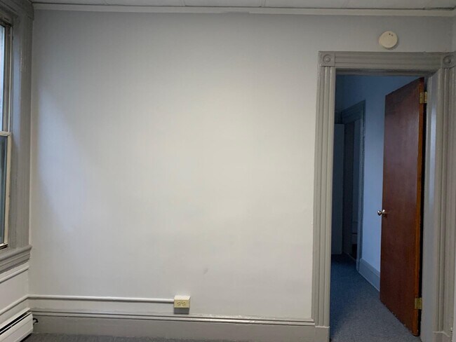 Building Photo - 210 Maple St