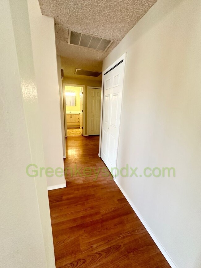 Building Photo - Gorgeous 4 Bedroom 2 Bath with Fully Fence...