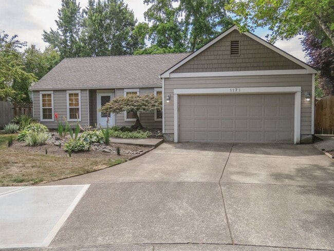 Primary Photo - Charming 3 bedroom 2 bathroom home availab...