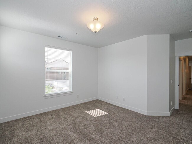 Building Photo - 6667 Twin Rocks Ln