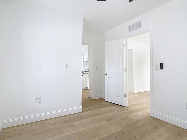 Building Photo - 2 bed/1.5 bath Single-Family Home on Large Lot in Sanford!