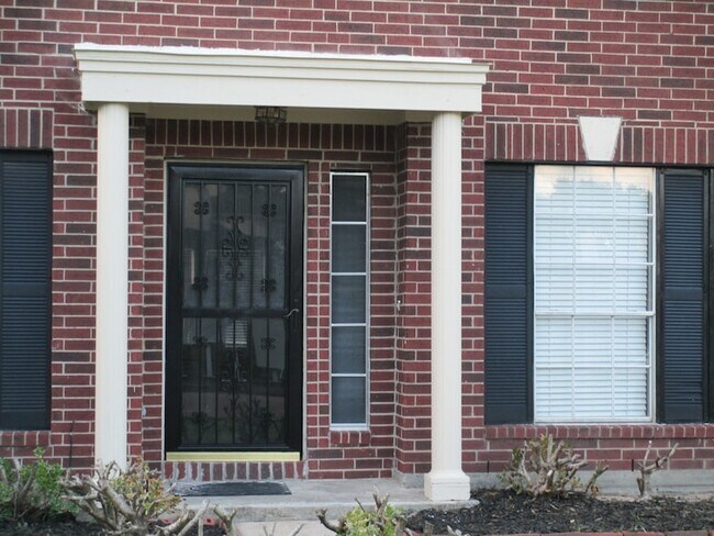 Building Photo - 16714 Cheshire Pl Dr