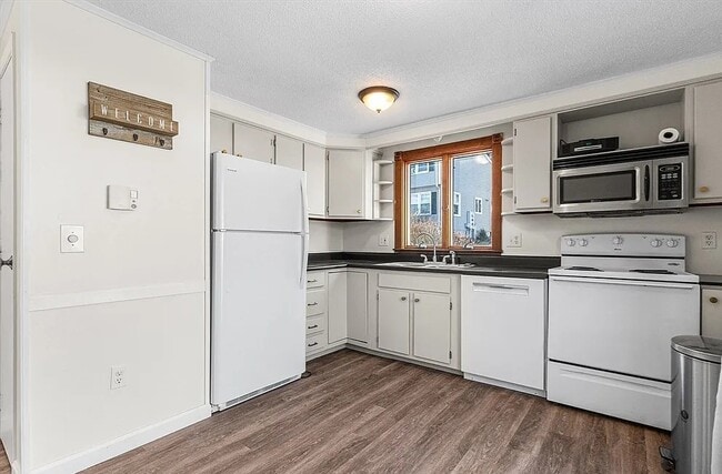 Building Photo - Spacious Layouts with Natural Light