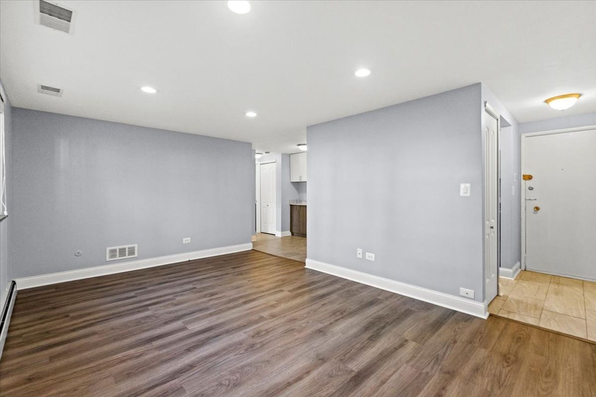 Building Photo - 541 W Oakdale Ave