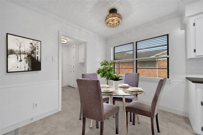 Building Photo - 9411 Roos Rd