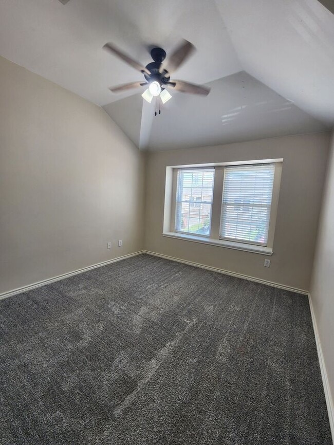 Building Photo - Gorgeous 2 story 3-bedroom 2.5-bath townhouse centrally located in Dallas Fort Worth metroplex