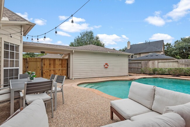 Building Photo - 22007 Crossbrook Dr