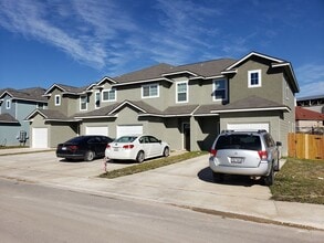 Building Photo - Town home for rent