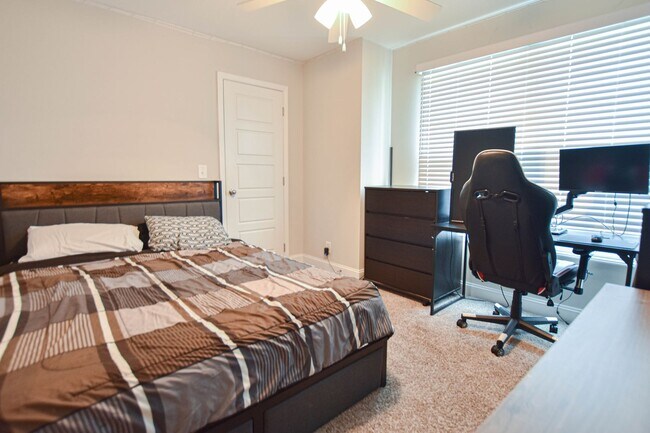Building Photo - Pet Friendly Four Bedroom!