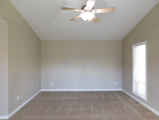 Building Photo - 3Bd/2Ba Single Story House - Available Soon!