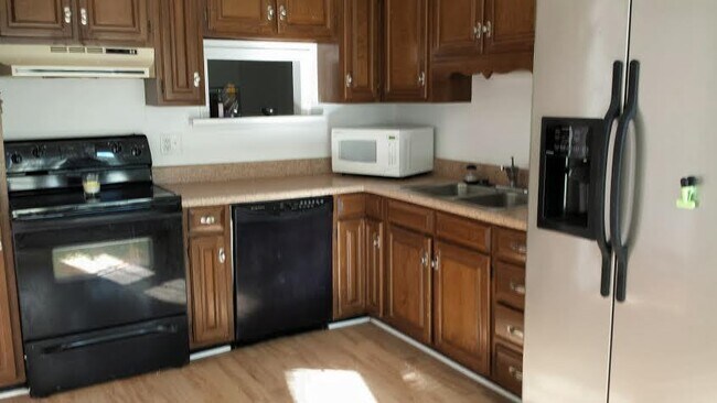 Building Photo - 2 Bedroom Townhome in NW Greensboro near parks and Greenway