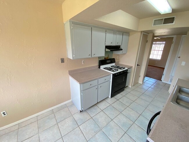 Building Photo - Northeast El Paso 3 bed with Refrig A/C