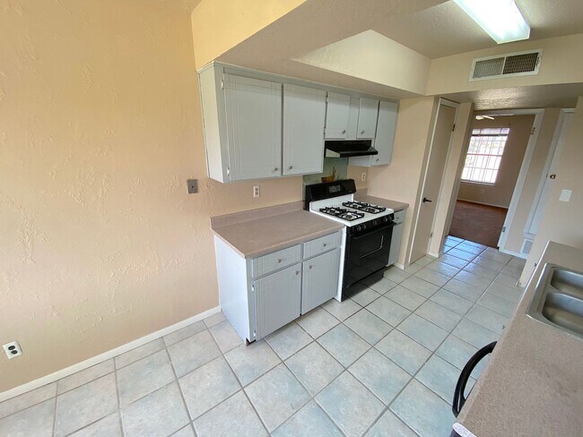 Building Photo - Northeast El Paso 3bed/2bath with Refrig A/C!