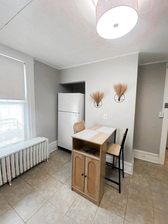 Building Photo - 209 E 3rd St