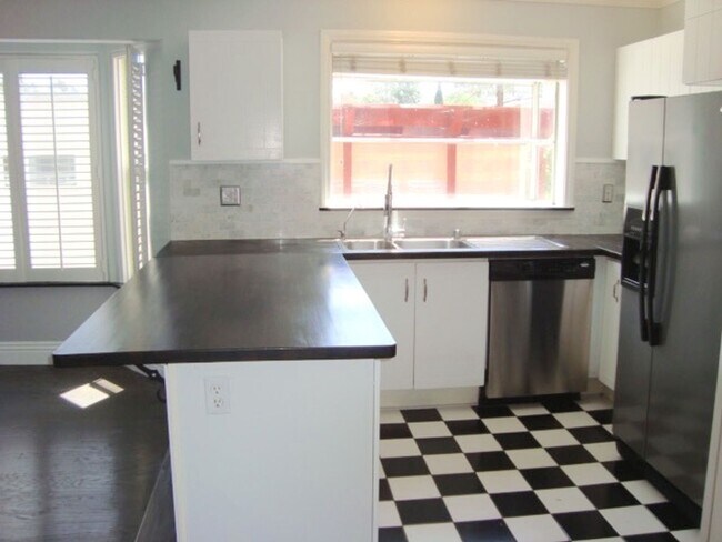 Building Photo - STUNNING TOWNHOME 2 BED 2.5 BATH 2 CAR GARAGE NORTH PARK/HILLCRES