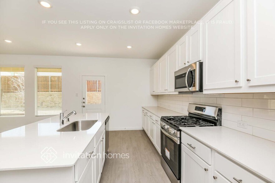 Building Photo - 325 Sedalia Trl
