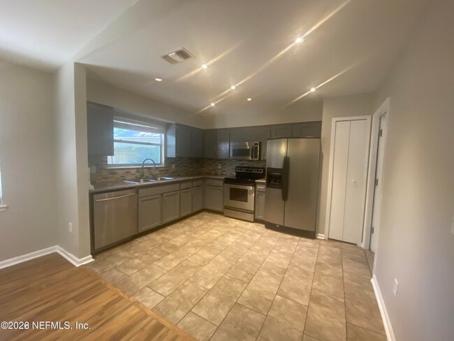 Building Photo - 8050 Voltaire Ct E