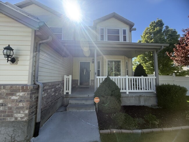 Building Photo - 137 Stern Ct