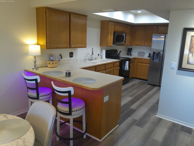 Building Photo - Beautifully designed short-term rental Or Long-Term offering comfort, style, and convenience